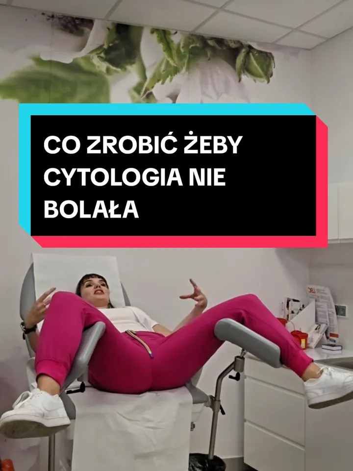 Kadr z filmu: lek. Natalia Jainta pokazuje ułożenie na fotelu ginekologicznym do cytologii